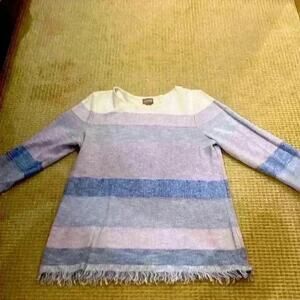 NWOT Chicos classic core women’s size 2 (w12-w14)   feather like fabric top.